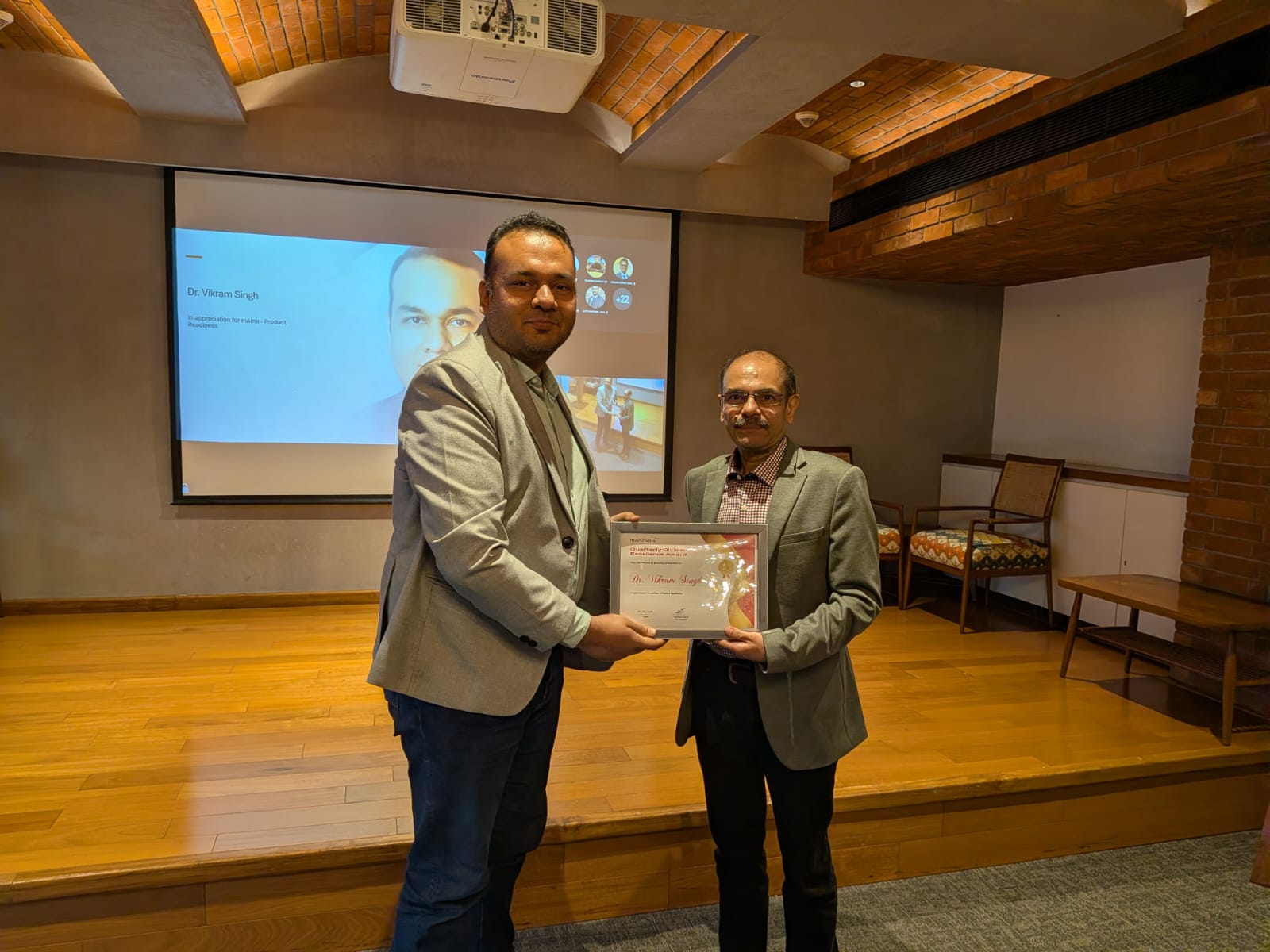 Dr. Vikram Singh receiving the Quarterly Excellence Award certificate from Mohit Kapoor, Group CTO, Mahindra Group